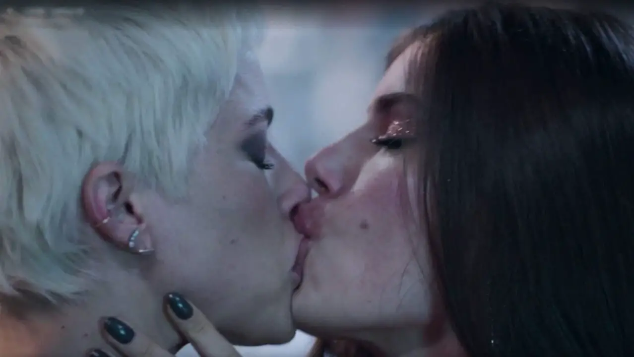 Angel e Giovanna se beijam no fim de Verdades Secretas 2