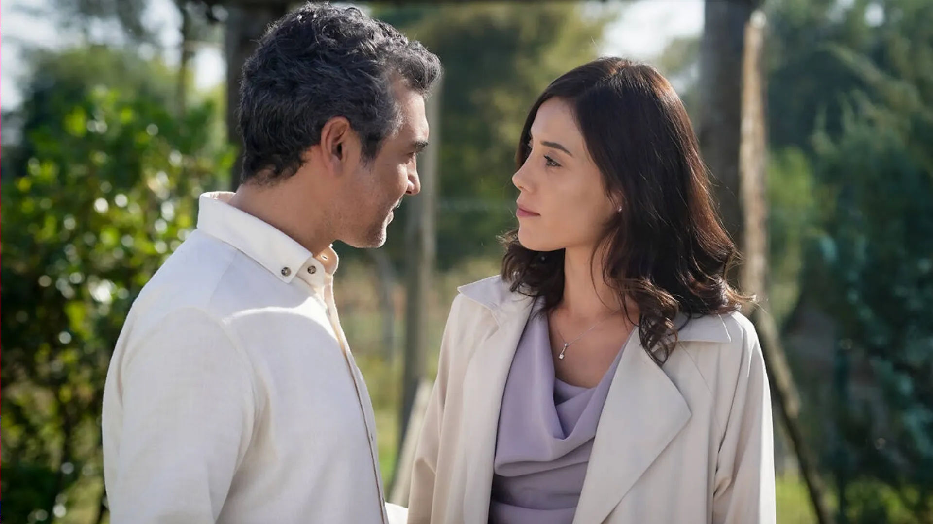 Volkan (Caner Cindoruk) e Asya (Cansu Dere)