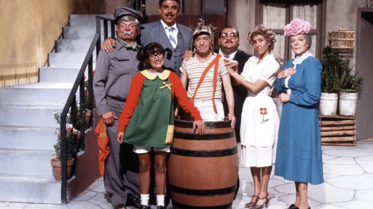 Cena de Chaves com personagens na vila