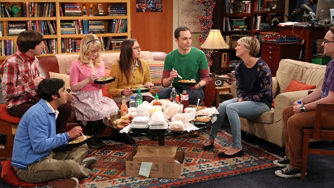 Cena de The Big Bang Theory com os personagens no apartamento