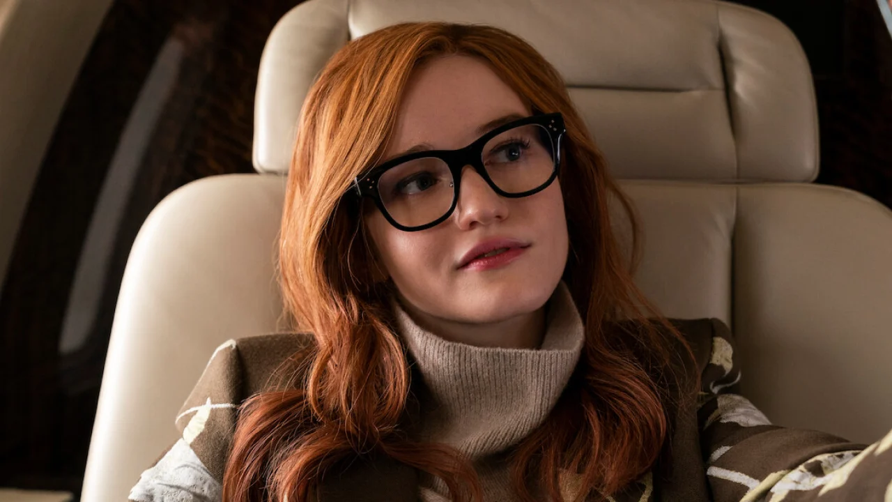 Julia Garner caracterizada como Anna Delvey em Inventando Anna