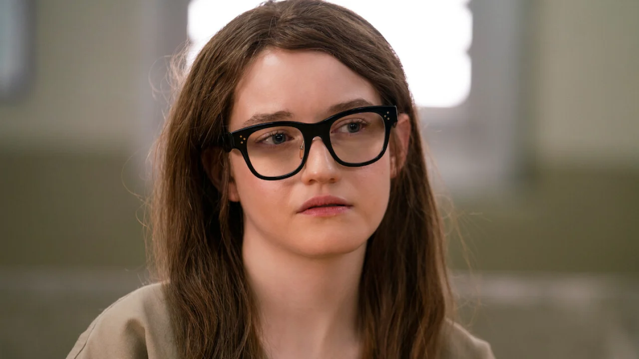 Personagens de Inventando Anna em cena da série Netflix